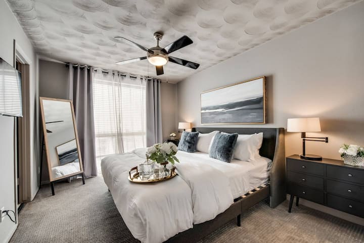Dormitorio privado con cama king size justo al lado del patio privado y la piscina.  A todo el mundo le encanta la experiencia de dormir en las sábanas de algodón egipcio con nuestras almohadas de lujo personalizadas