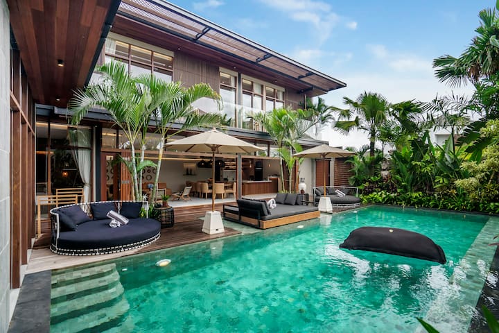 Luxury 6BR Villa, 400m to Canggu’s Finns Beach