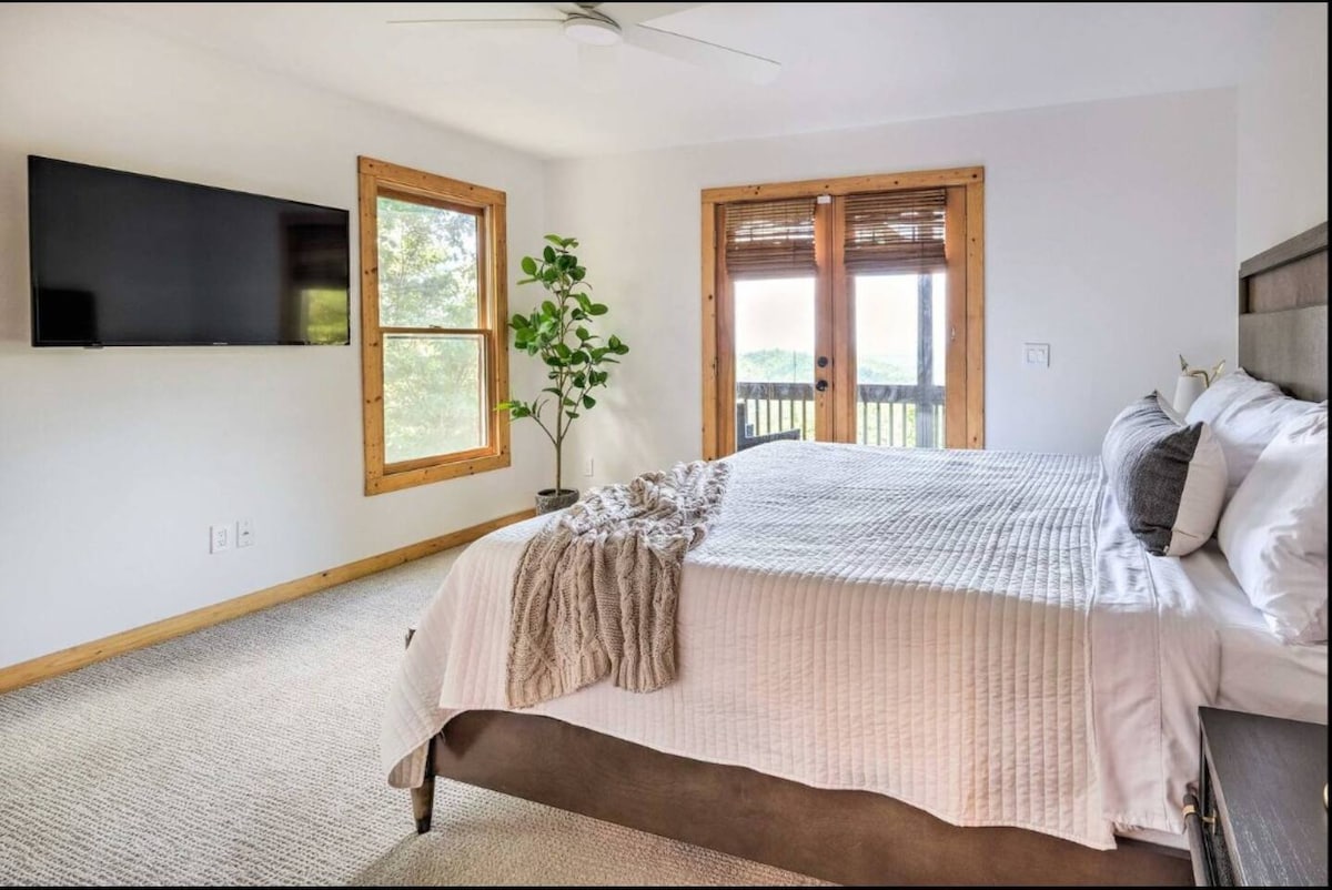 加大双人床|一楼|智能电视|阳台通道 这间卧室配有一张加大双人床、柔和的灯光和宁静的树景，让您轻松入住。 在户外度过一整天后，您可以在此放松身心。