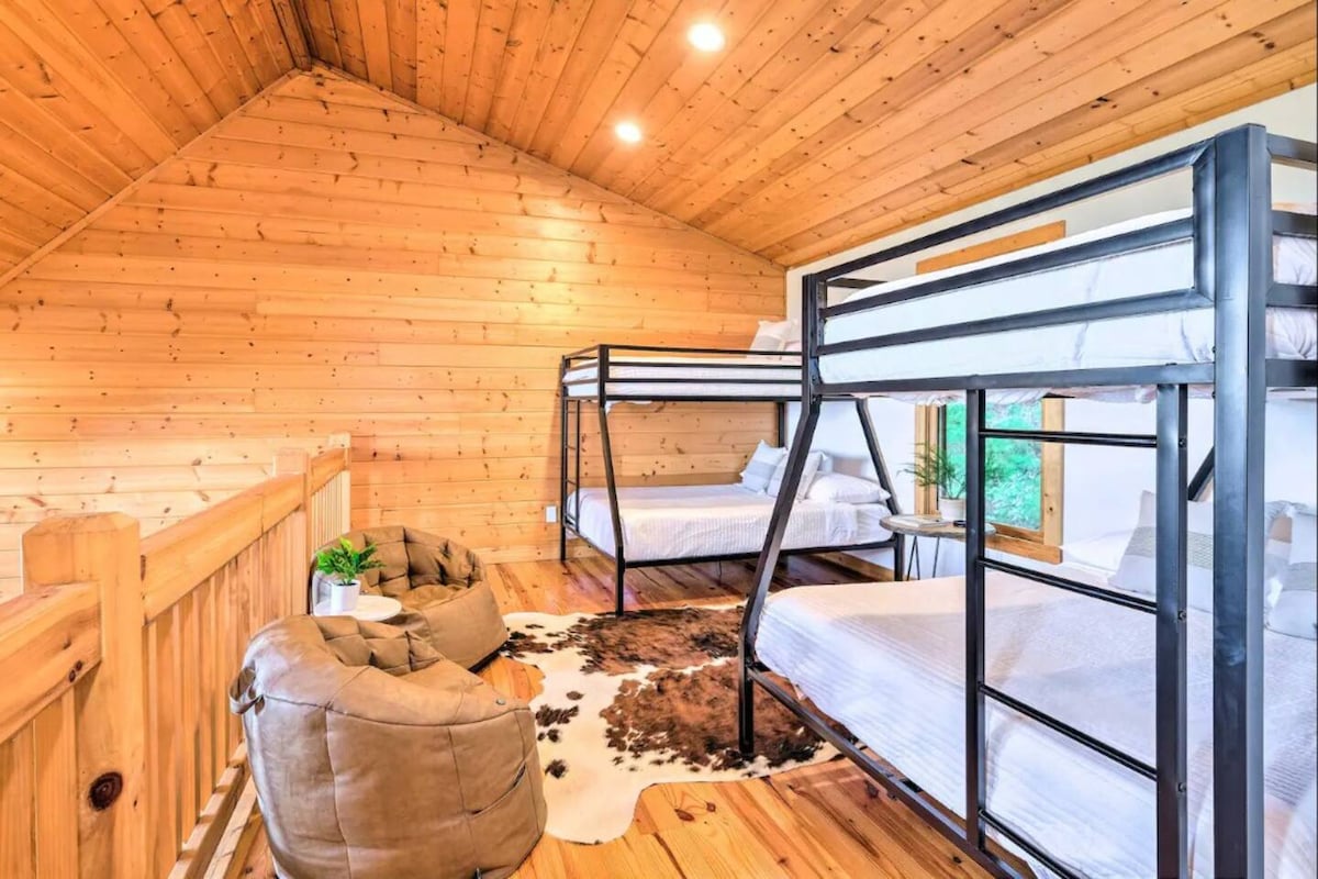 阁楼| 2张单人床/双层床| 2楼儿童和团体喜欢这间明亮的阁楼，配有单人床/双层床和温馨的小木屋。 有趣且舒适的空间，非常适合家庭享受自然度假。