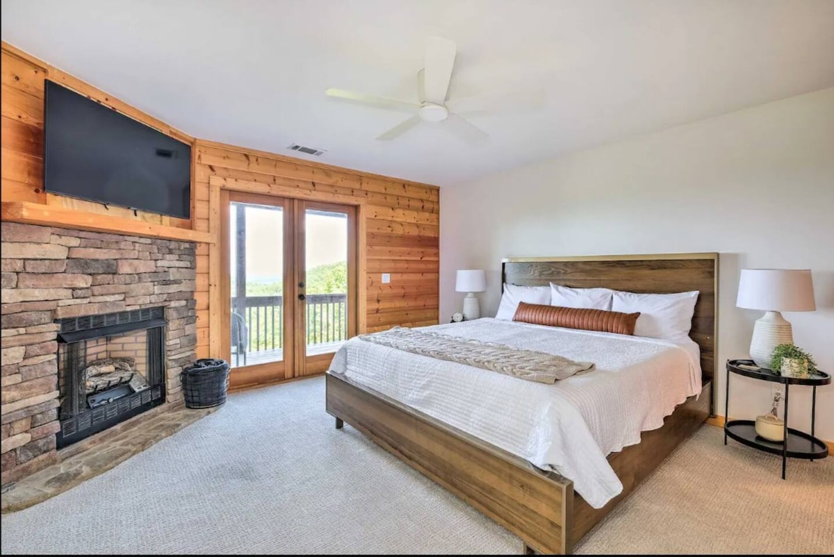 宽敞的主卧配有舒适的壁炉、特大号床和自然光线，让您放松身心。 探索附近的小径和观景点后，这里是休息的宁静场所。