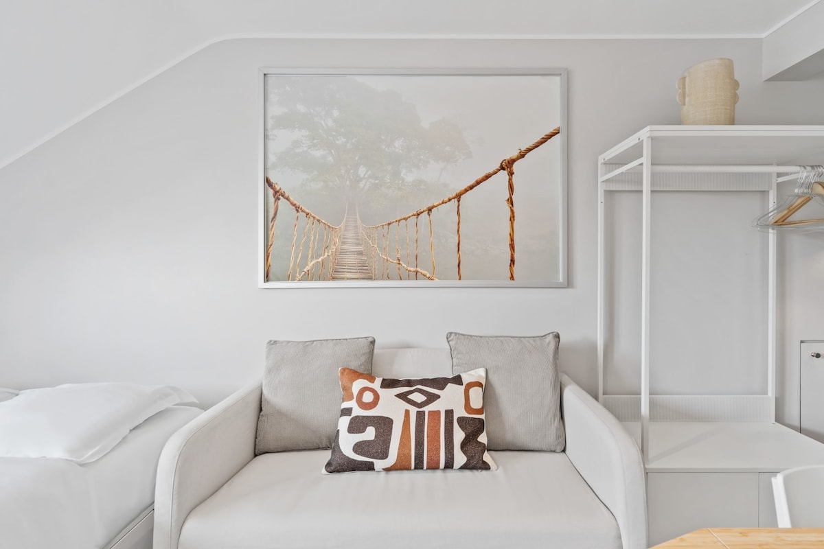 פינת אוכל מוארת ומרווחת עם שולחן מסוגנן - מושלם לארוחות או לעבודה. הזמנות ישירות: www.arcaproperties.lu