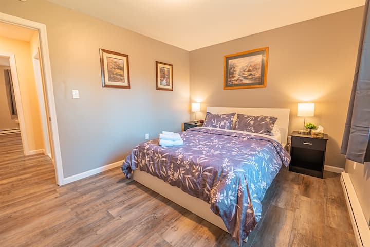 Quartos espaçosos com camas macias e decoração relaxante.