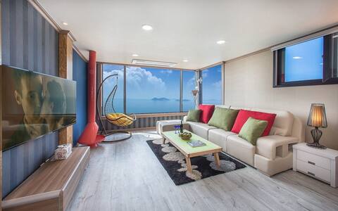Room 401 with a luxurious interior with an ocean view