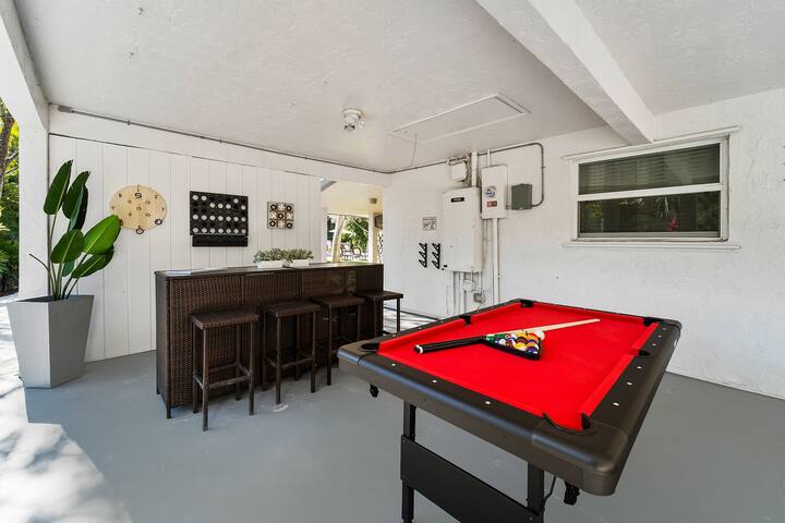 Spacious 6BR w/ POOL & Tons of Games gallery image 3