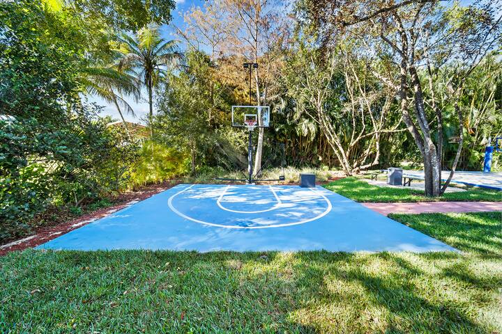 Spacious 6BR w/ POOL & Tons of Games gallery image 5