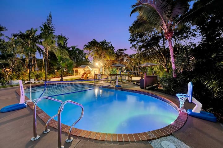 Spacious 6BR w/ POOL & Tons of Games gallery image 2
