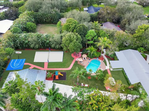 Spacious 6BR w/ POOL & Tons of Games