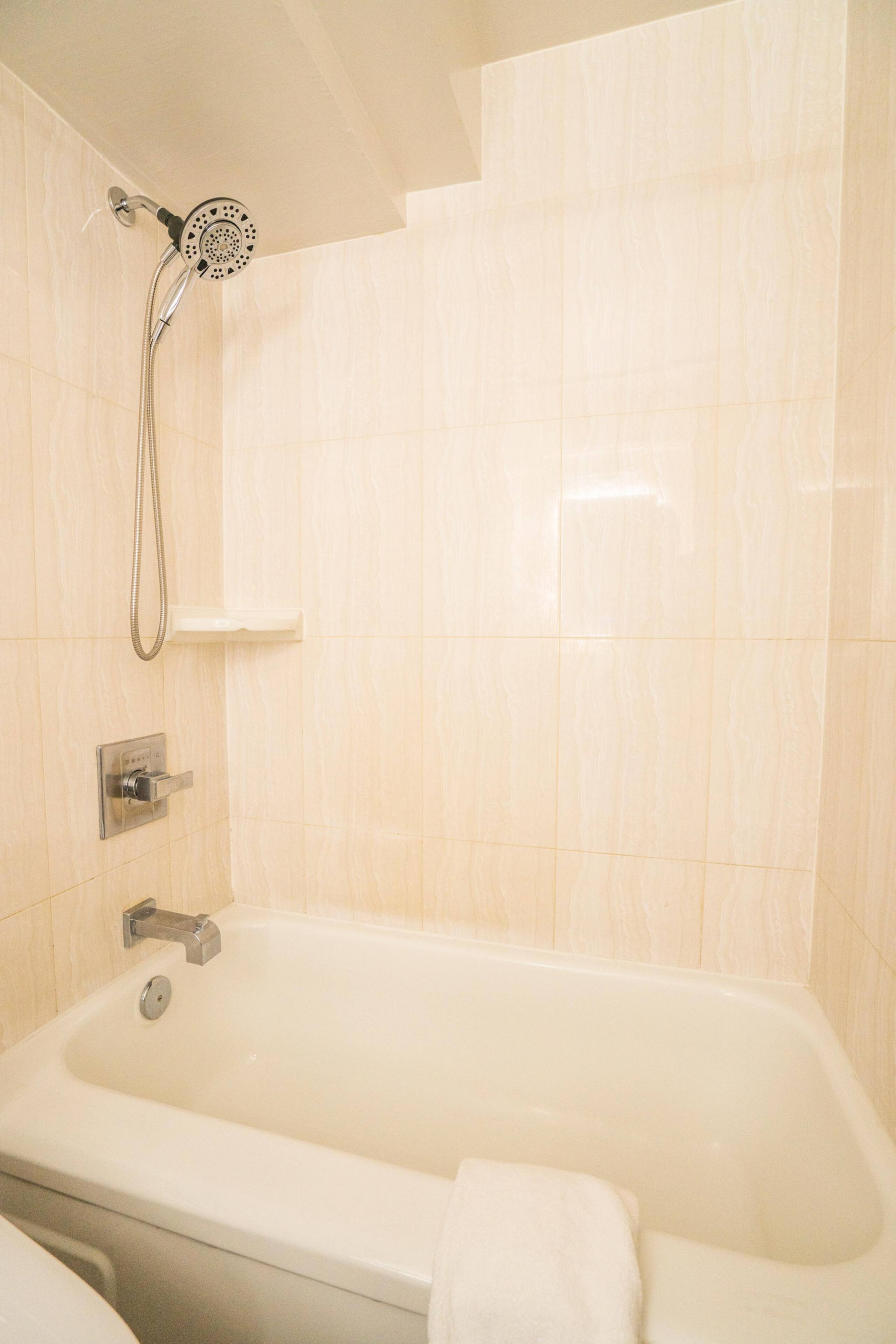 Condo in Honolulu · ★4.58 · 1 bedroom · 2 beds · No bathroom - Image 7
