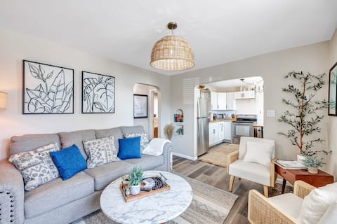 Newly renovated - walking distance to pier!