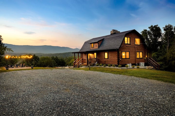 Luxe Log Cabin, Mountain Views, HotTub, Secluded