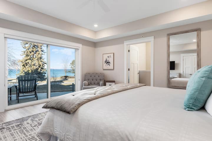 539 Bay St • Lakeview Residence Near Beach - 트래버스시티