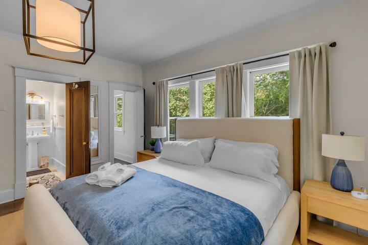 9 Bedroom 7 1/2 Bath 5000 square feet (15 beds) gallery image 5