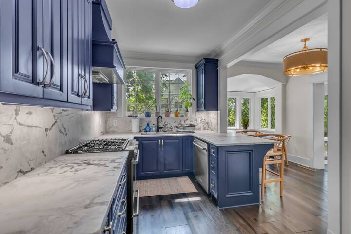 9 Bedroom 7 1/2 Bath 5000 square feet (15 beds) gallery image 3