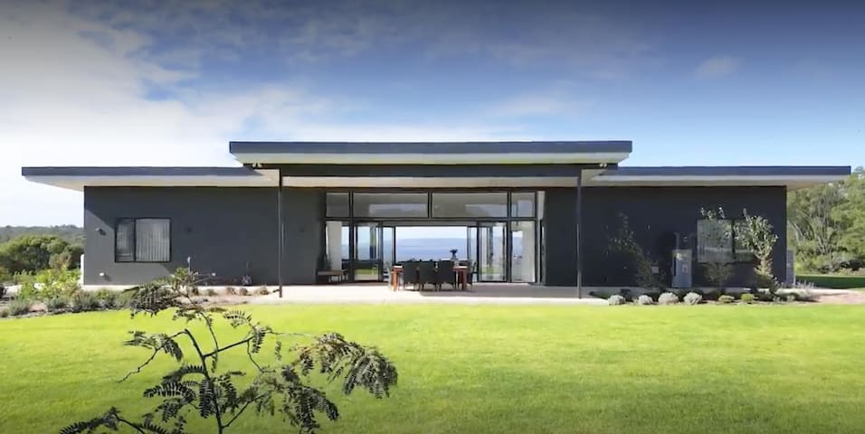 Kwoorabup Views: Luxury home with inlet views