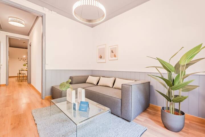 Rocafort | Design 4BR Apt. in the city center gallery image 2