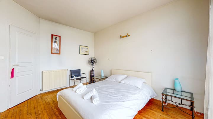 Საძინებელი ჩაშენებული კარადით