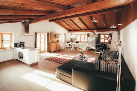 Top performing Airbnb: Historic design 130m² · Balcony & garden view in Schwangau