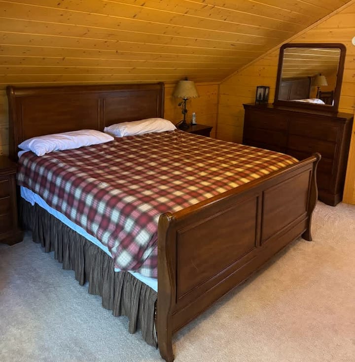 Dormitorio en la planta superior con baño completo adjunto