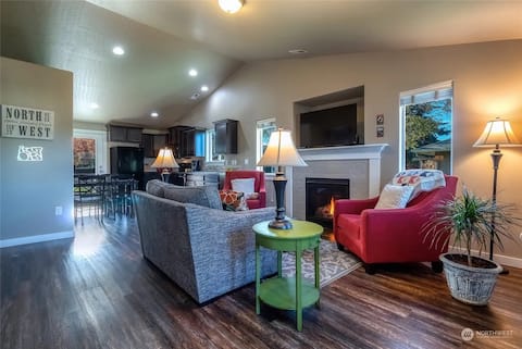 Vineyard Gypsy - fireplace, hot tub, king bed