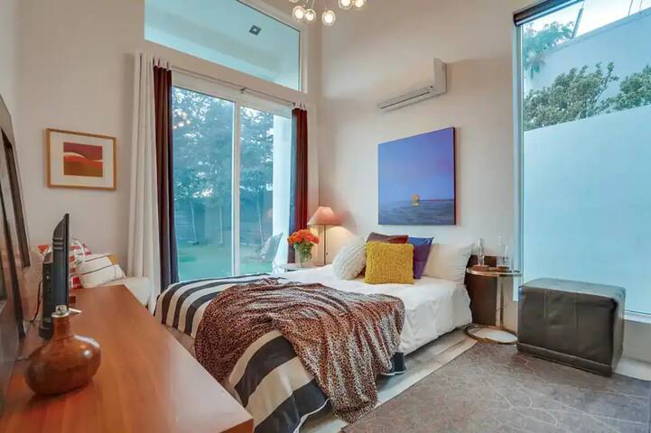 Scenic Poolside Getaway in Hollywood Hills gallery image 5