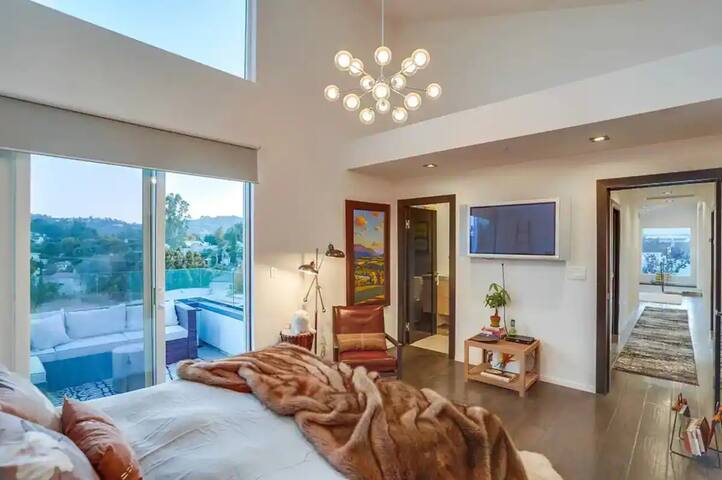 Scenic Poolside Getaway in Hollywood Hills gallery image 2