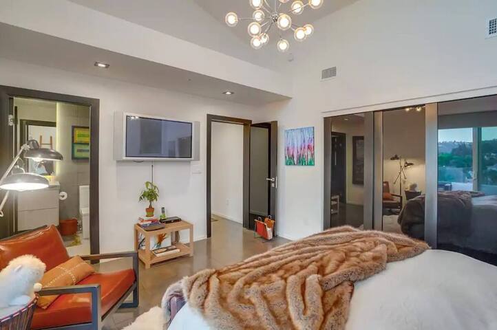 Scenic Poolside Getaway in Hollywood Hills gallery image 4