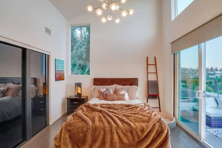 Scenic Poolside Getaway in Hollywood Hills