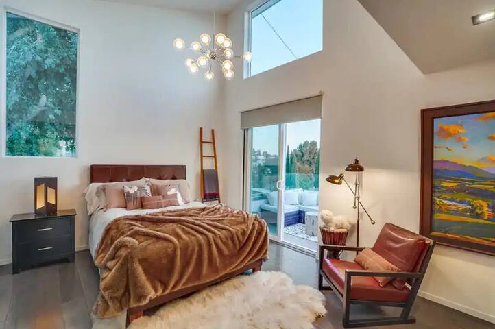 Scenic Poolside Getaway in Hollywood Hills gallery image 3