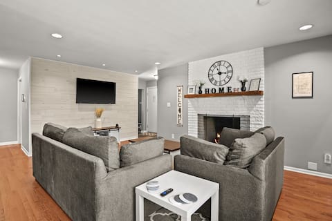 Fox Valley Ranch-Home with Office & Fenced in Yard