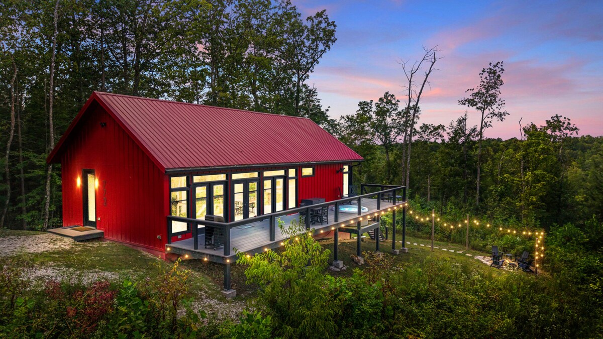 A Red River Barnhouse- Hot tub, Firepit, Fireplace - Houses for