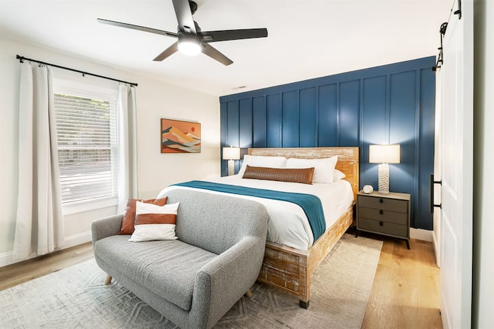 غرفة النوم 2 | الطابق الثاني الأساسي | سرير كينج، أريكة، تلفزيون، مكتب، خزانة