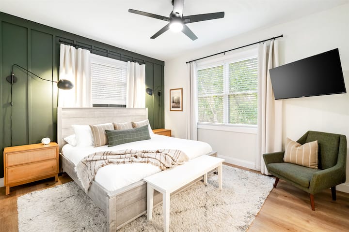 غرفة النوم 1 | الطابق الأول الأساسي | سرير كينج، حمام داخلي، كرسي، تلفزيون