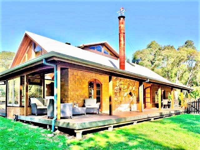 Kookaburra Retreat | Dog Friendly | Forest View