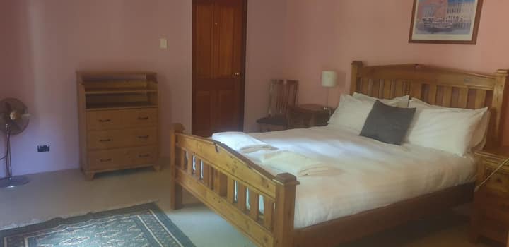 ห้องนอน 3 - เตียงควีนไซส์ 1 เตียง (ชั้นล่าง)