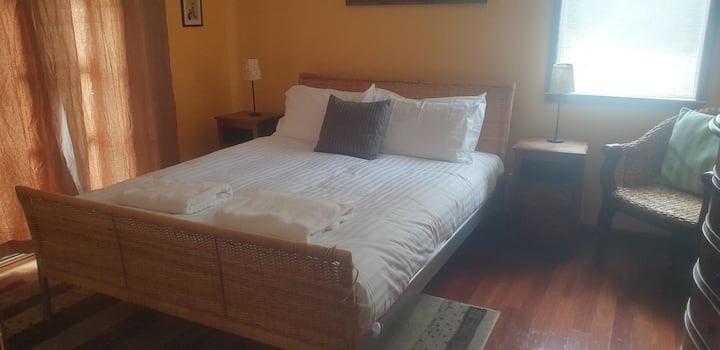 ห้องนอน 2 - เตียงควีนไซส์ 1 เตียง (ชั้นล่าง)