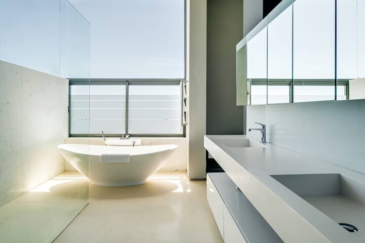 Exquisite Modern Camps Bay Villa (Hove Villa) gallery image 5