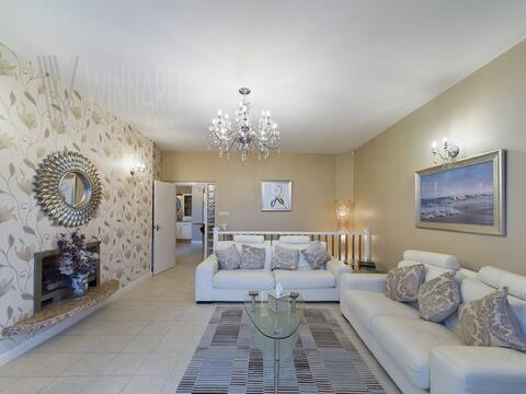 Luxury 2 Bed Apartment, Beach Front with Sea View