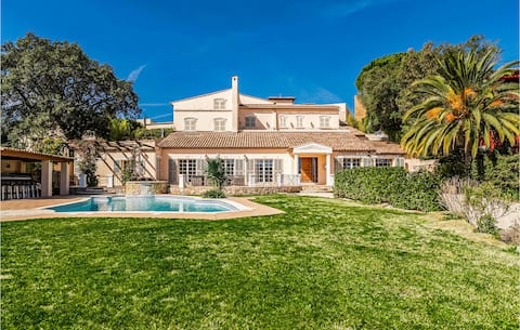 Lovely home in Les Adrets-de-l'Estére