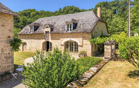 5 bedroom gorgeous home in Sarrazac