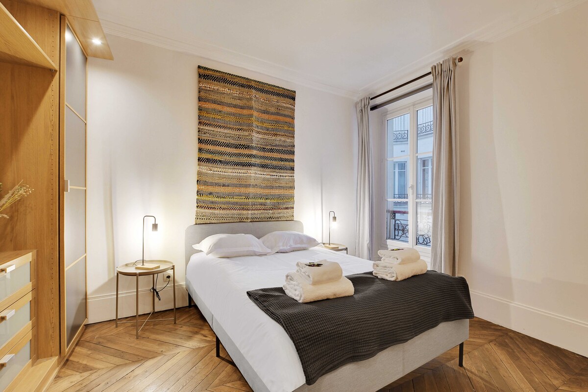 غرفة نوم واسعة جميلة مع خزانة ملابس كبيرة وسرير مزدوج ونافذة تجلب إضاءة جيدة جدًا