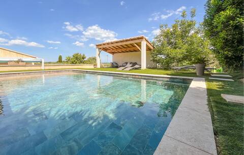 Nice home in Comps with WiFi