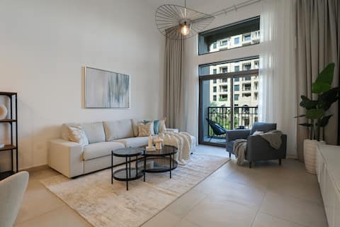 Popular Airbnb listing: Charming Modern Apartment Close To The Souk in MJL in Umm Suqeim Third