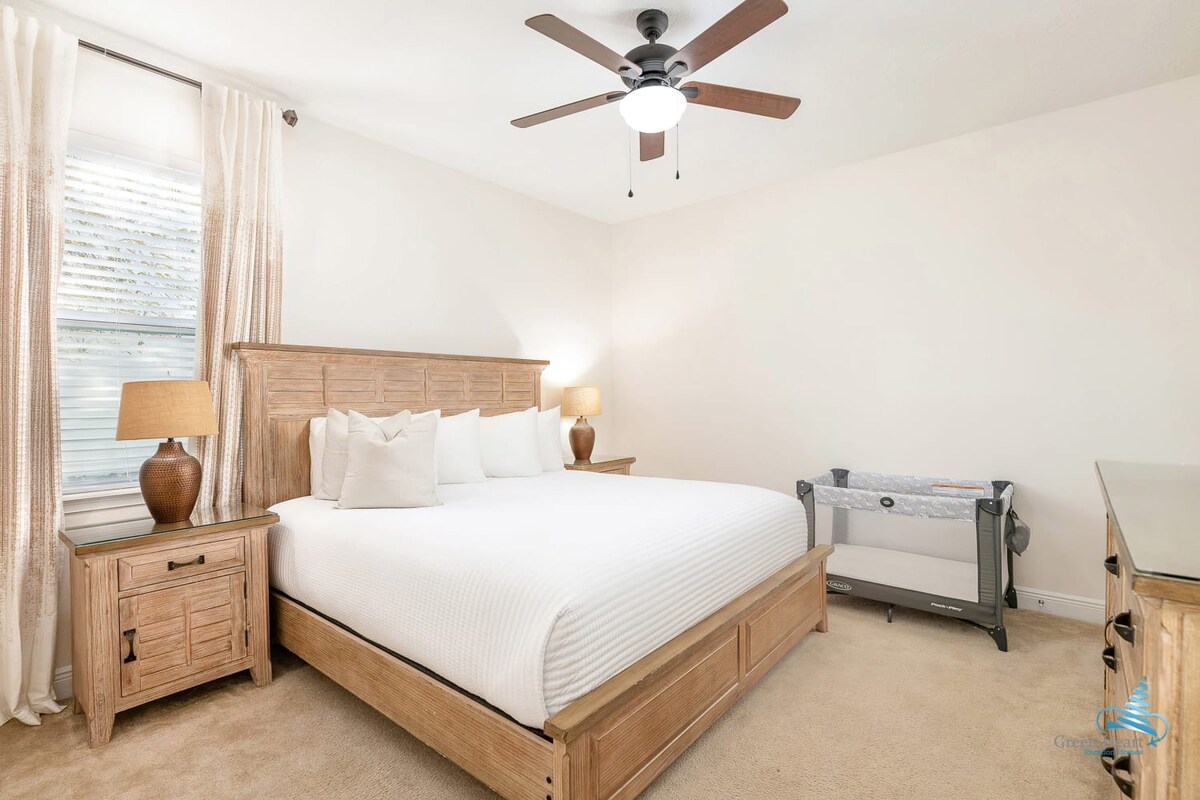 Dormitorio 1, abajo, con lujosa cama king (cuna de viaje Pack-n-Play disponible)