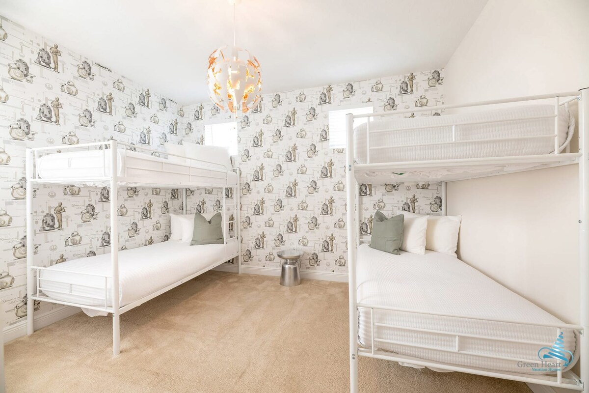 ¡Dormitorio 5 con 4 camas individuales en literas y temática de droides de Star Wars!