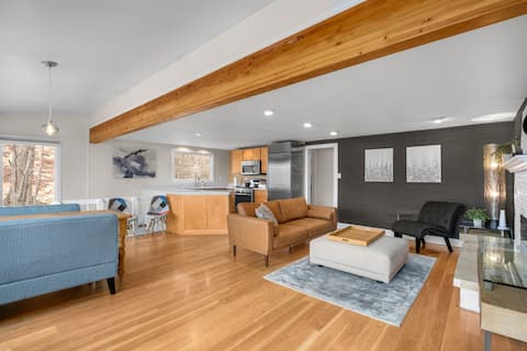 Gorgeous Beach! Lakefront + Wooden Deck