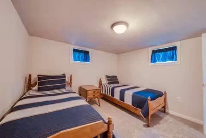 غرفة نوم مع سريرين مفردين وخزانة ملابس 