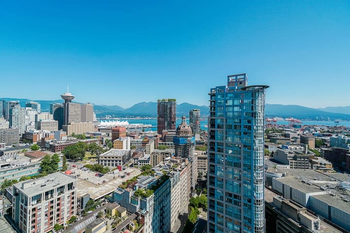 Gorgeous Water View Unit in Downtown Vancouver