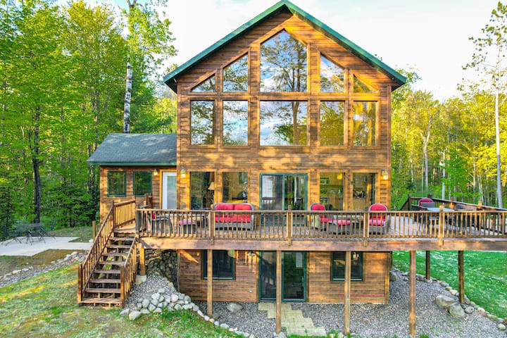 Paddle Ready: Hayward Lake View Retreat w/ BBQ
