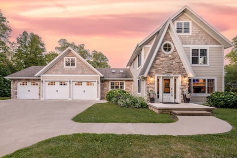 Sister Bay- Dog Friendly with fenced in yard!
